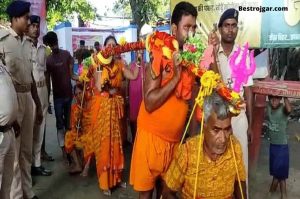 Shravan Kumar of Kaliyuga, son and daughter-in-law set out on a journey of 105 KM after taking old parents in Kanwar