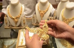 Gold customers ki khuli kismat! अब रिकॉर्ड तोड़ सस्ते में करें खरीदारी, जानें – 10 ग्राम का नया रेट..